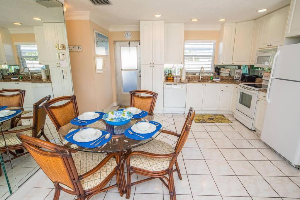 Apartment Renovated 1 Bed / 1 Bath On Siesta Beach! Siesta Key