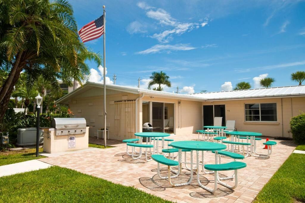 Apartment Renovated 1 Bed / 1 Bath On Siesta Beach!
