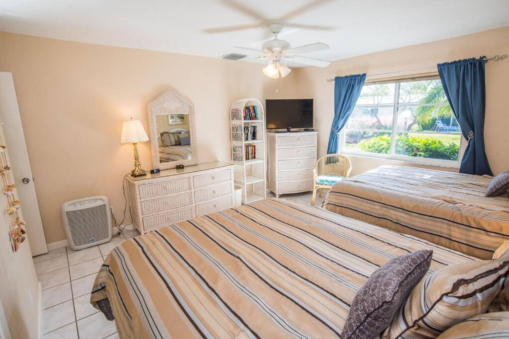 Renovated 1 Bed / 1 Bath On Siesta Beach!