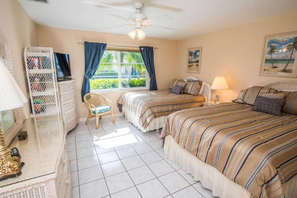 Apartment Renovated 1 Bed / 1 Bath On Siesta Beach!