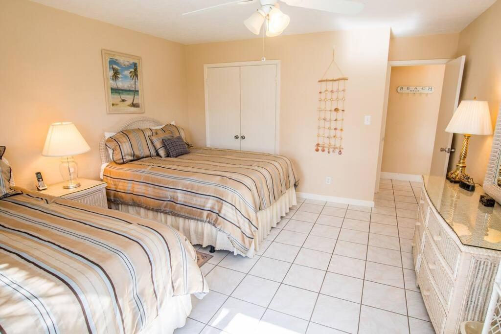 Renovated 1 Bed / 1 Bath On Siesta Beach! Apartment *