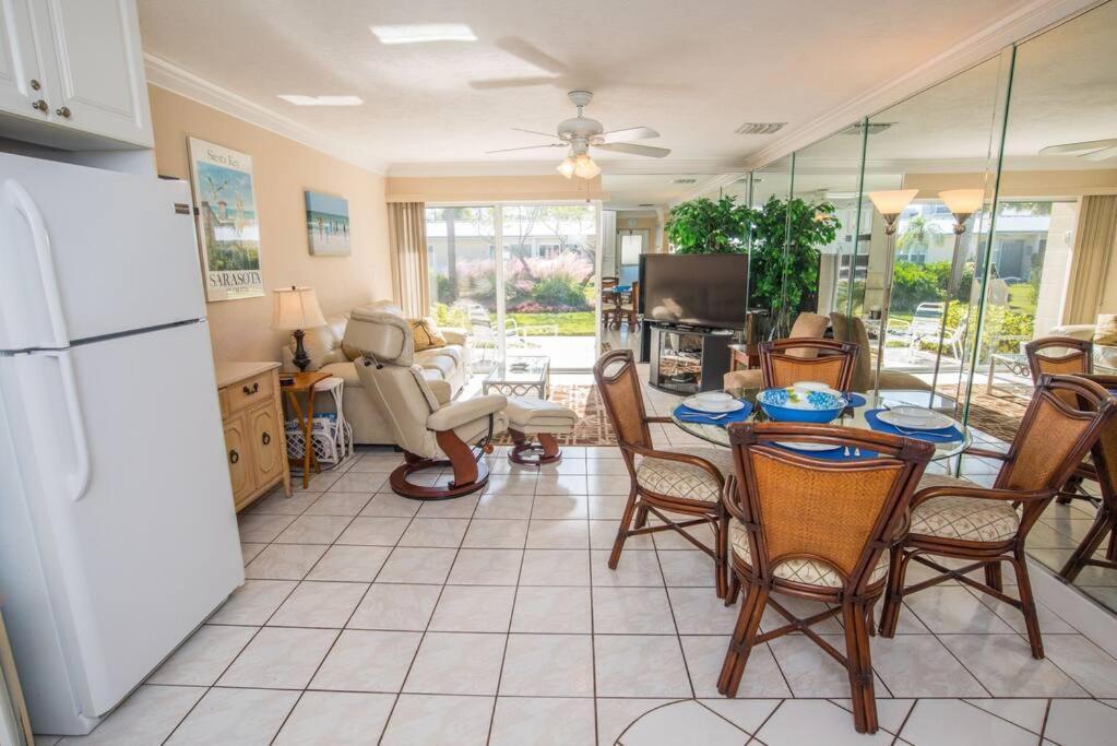 Apartment Renovated 1 Bed / 1 Bath On Siesta Beach!
