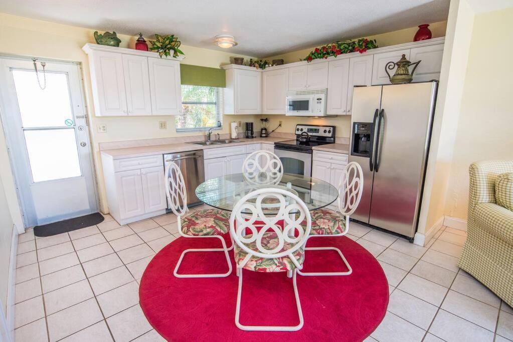 Apartment Updated 2 Bed / 1 Bath On The Beach!