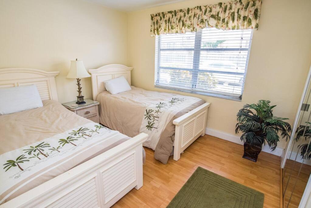 Updated 2 Bed / 1 Bath On The Beach! Apartment *