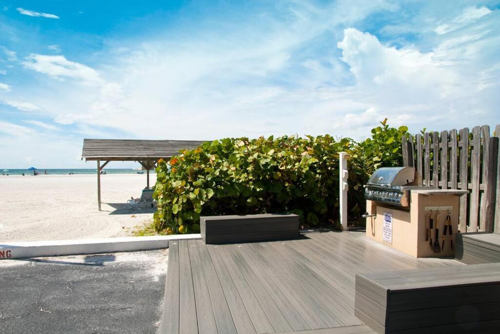 Apartment Updated 2 Bed / 1 Bath On The Beach!
