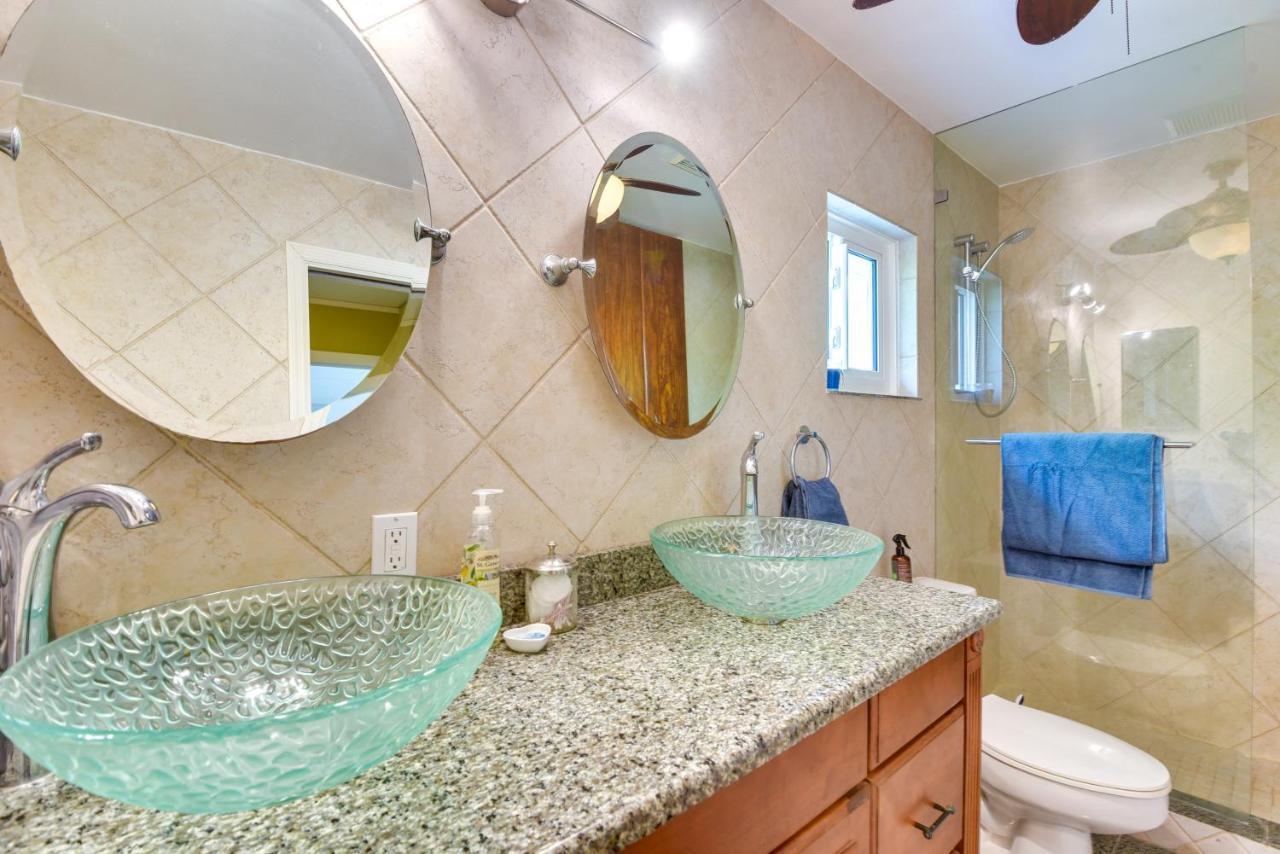 Holiday home Oasis With Outdoor Pool And Screened Lanai!