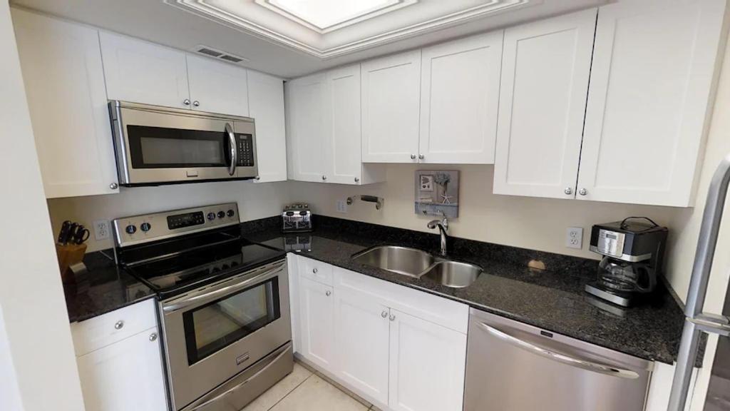 Beachfront Condo! Gulf View From Rooms, Pool, Chairs Provided *