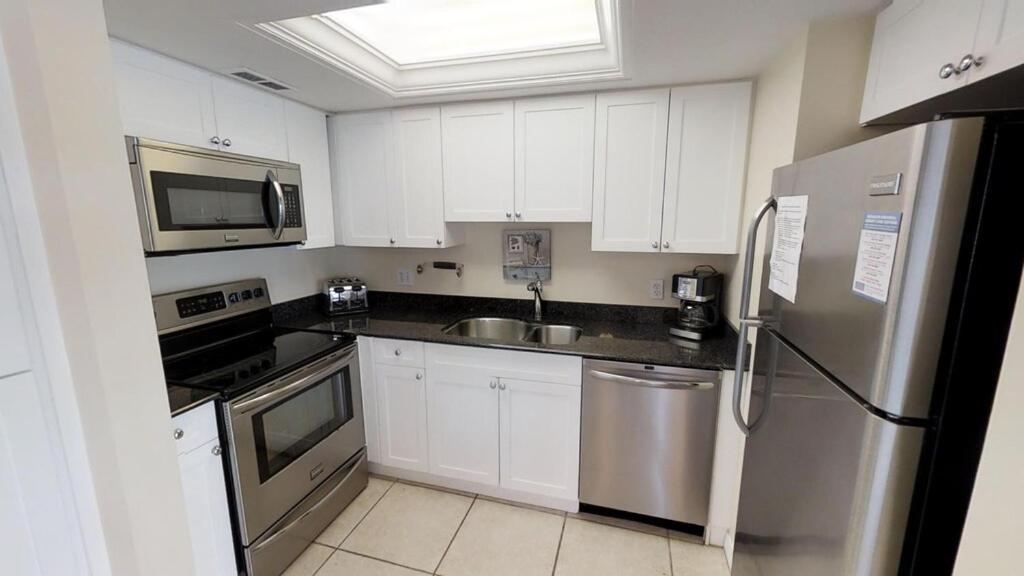 Beachfront Condo! Gulf View From Rooms, Pool, Chairs Provided * Siesta Key