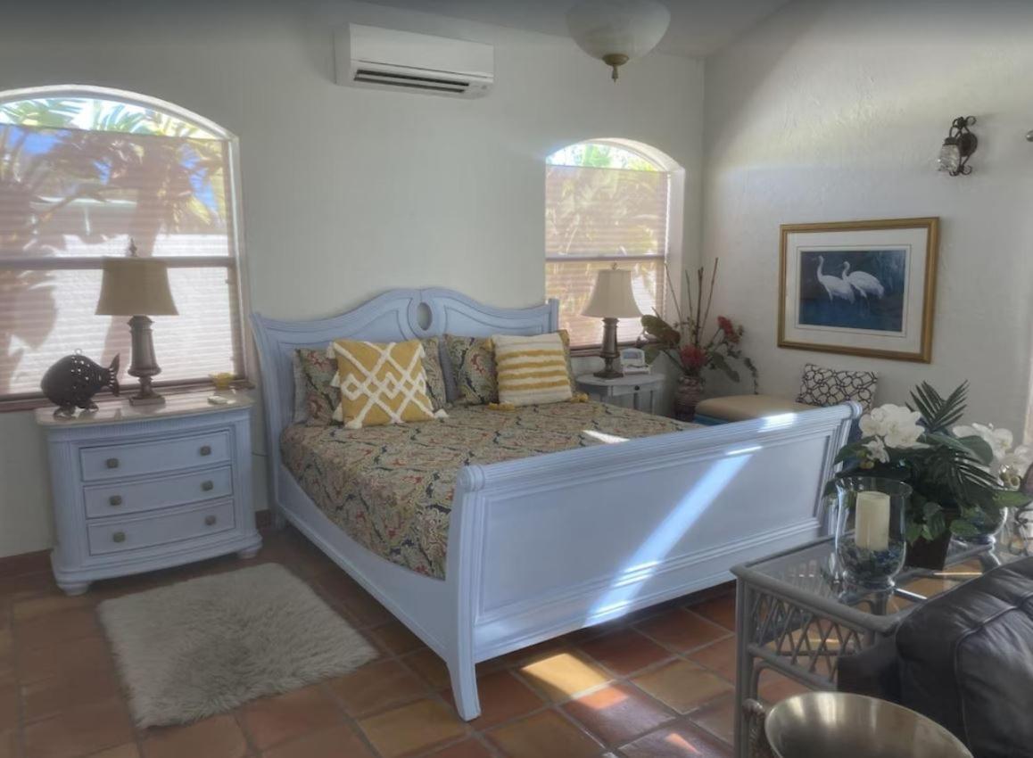 Pool/waterfront 5 Min Walk To Village And Beach Holiday home *