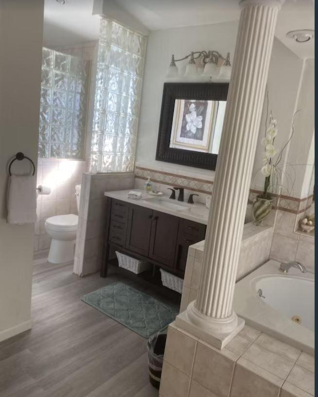 Pool/waterfront 5 Min Walk To Village And Beach Holiday home Siesta Key