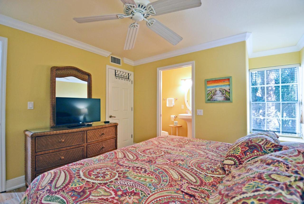 A Few Steps From The With Community Pool Holiday home Siesta Key