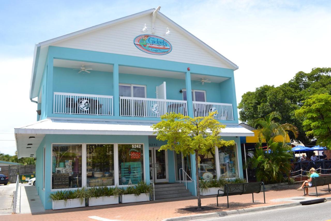A Few Steps From The With Community Pool * Siesta Key