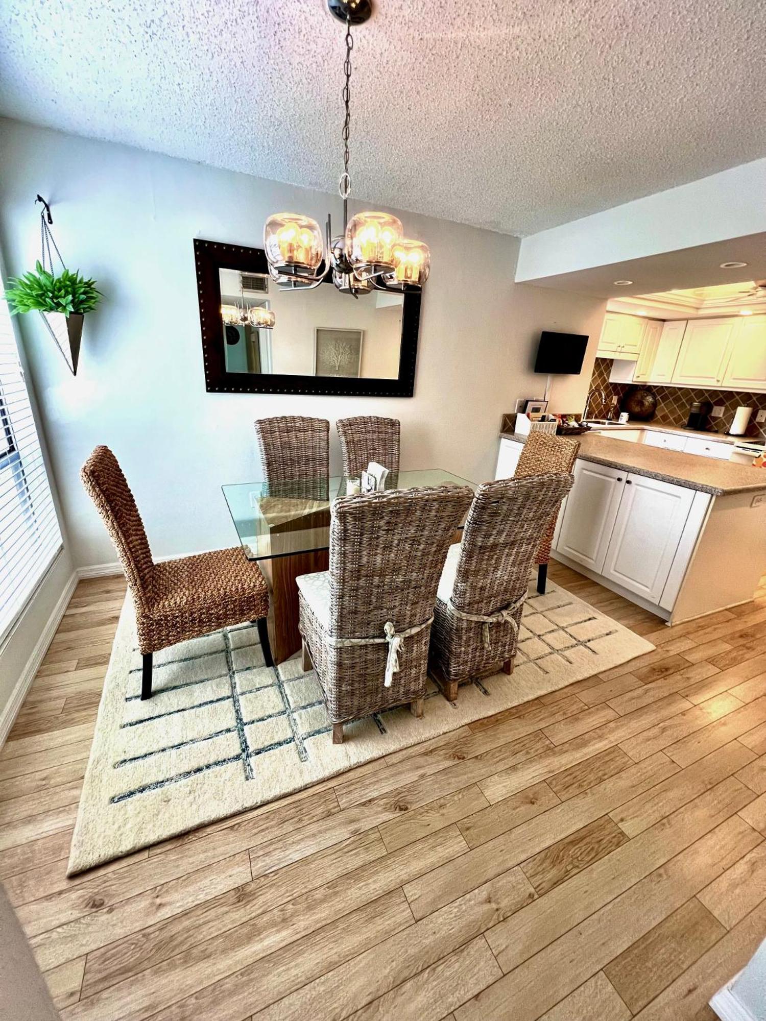 Luxury Waterfront Views - Heated Pool - 1400sf Duplex - Minutes To The Apartment *