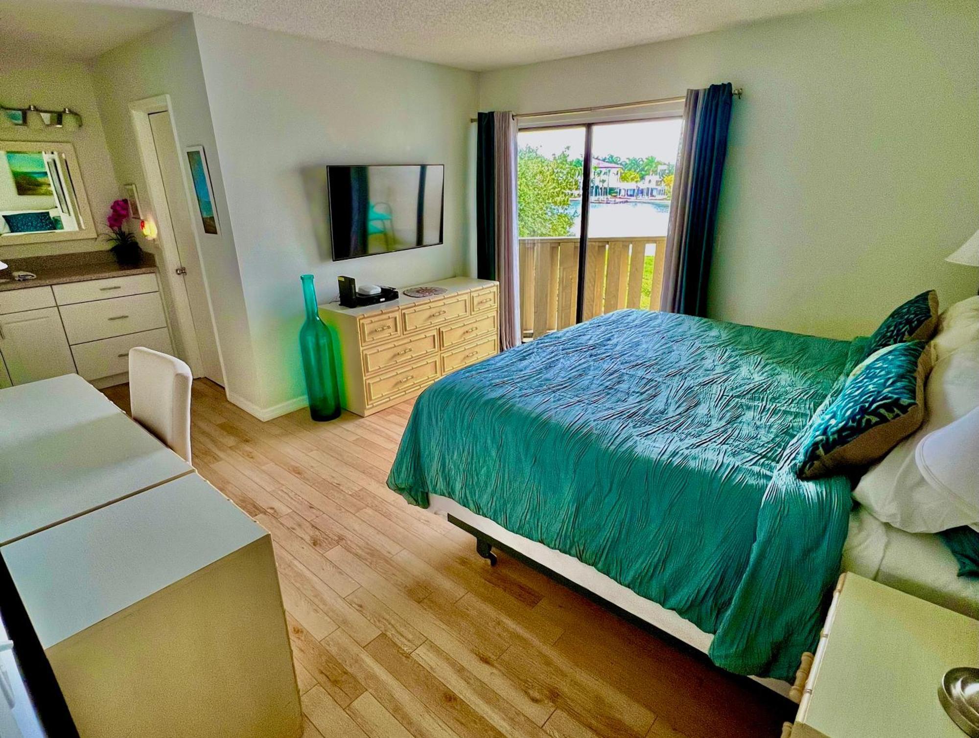 Apartment Luxury Waterfront Views - Heated Pool - 1400sf Duplex - Minutes To The