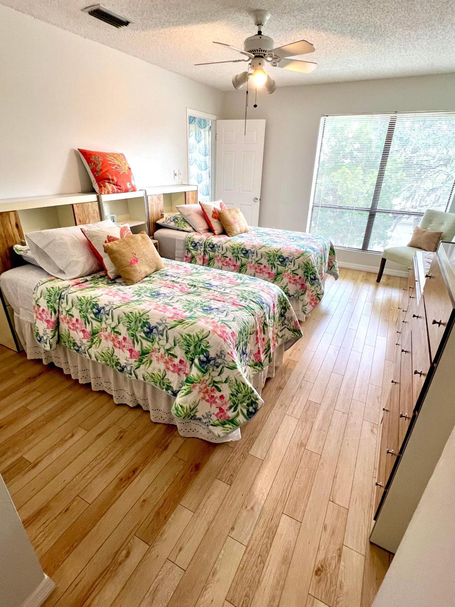 Apartment Luxury Waterfront Views - Heated Pool - 1400sf Duplex - Minutes To The Siesta Key