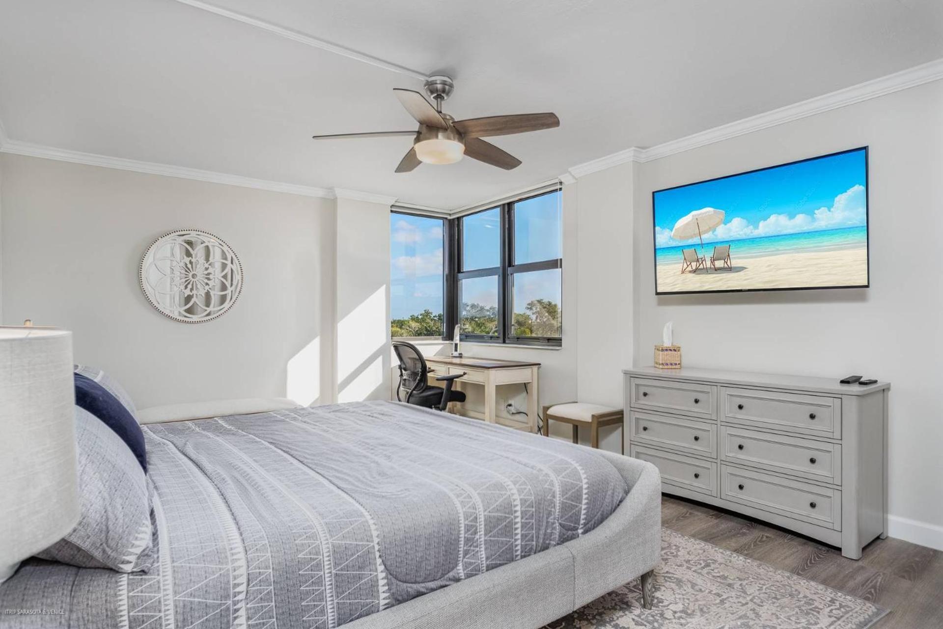 Harbor Towers End Unit, 4th Fl Pool & Bay Views Siesta Key