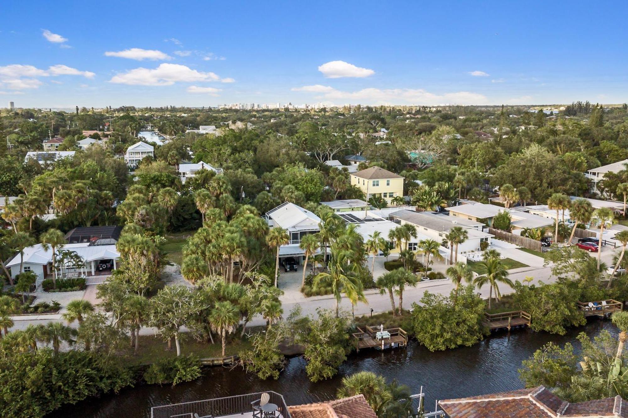 Holiday home Oasis With Outdoor Pool And Screened Lanai! *