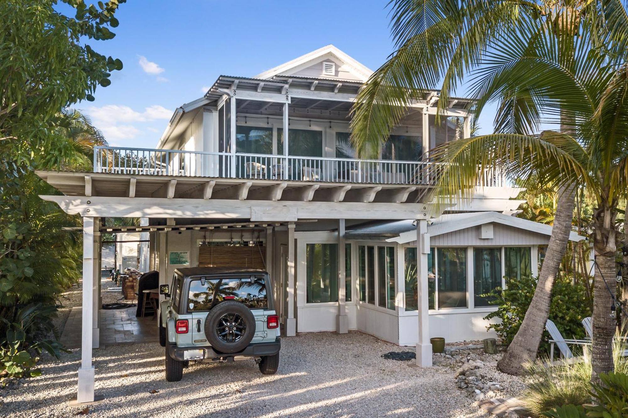 Oasis With Outdoor Pool And Screened Lanai! *