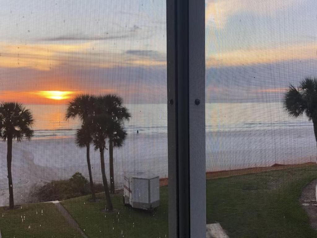 Beachfront Condo! Gulf View From Rooms, Pool, Chairs Provided * Siesta Key