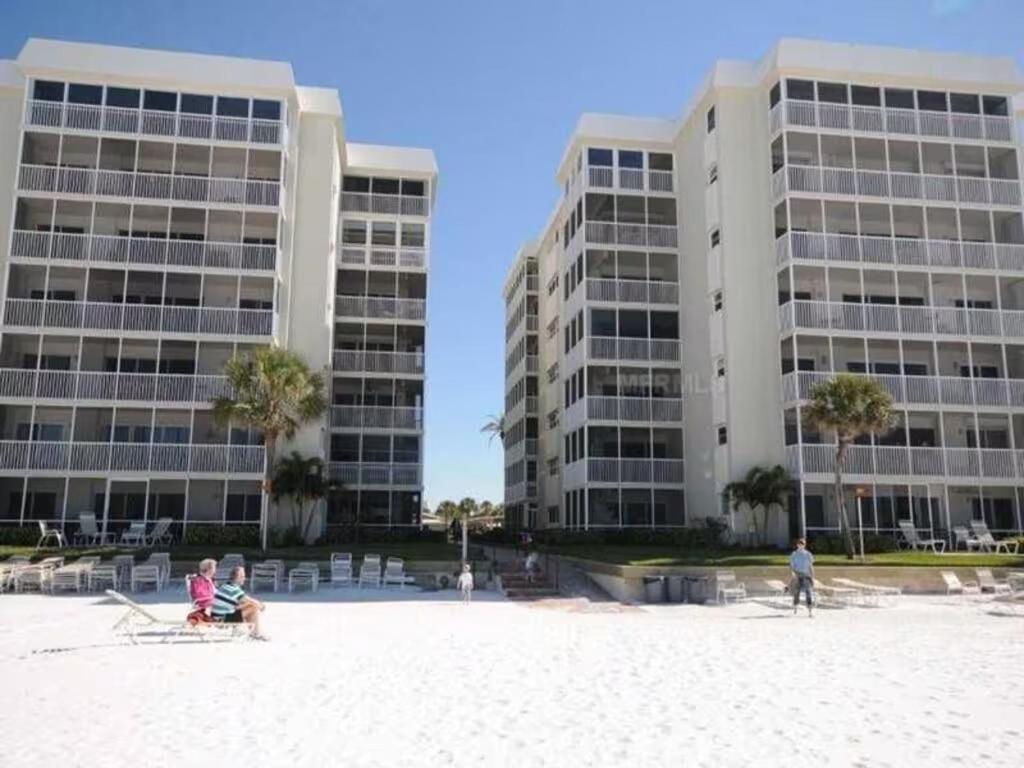 Apartment Beachfront Condo! Gulf View From Rooms, Pool, Chairs Provided Siesta Key