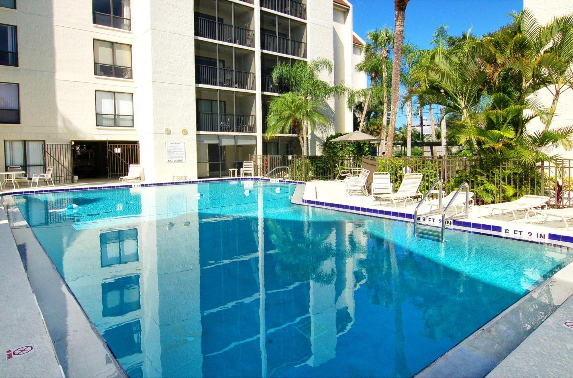 Two-level, Heated Pool, Trolley To & Village Apartment Siesta Key