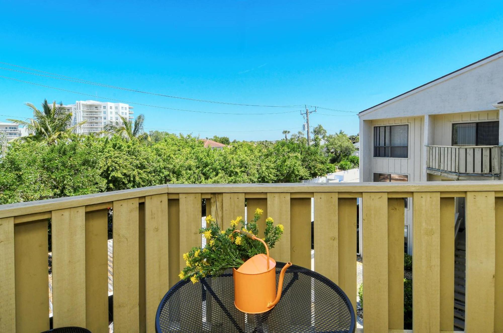 Two-level, Heated Pool, Trolley To & Village Apartment Siesta Key