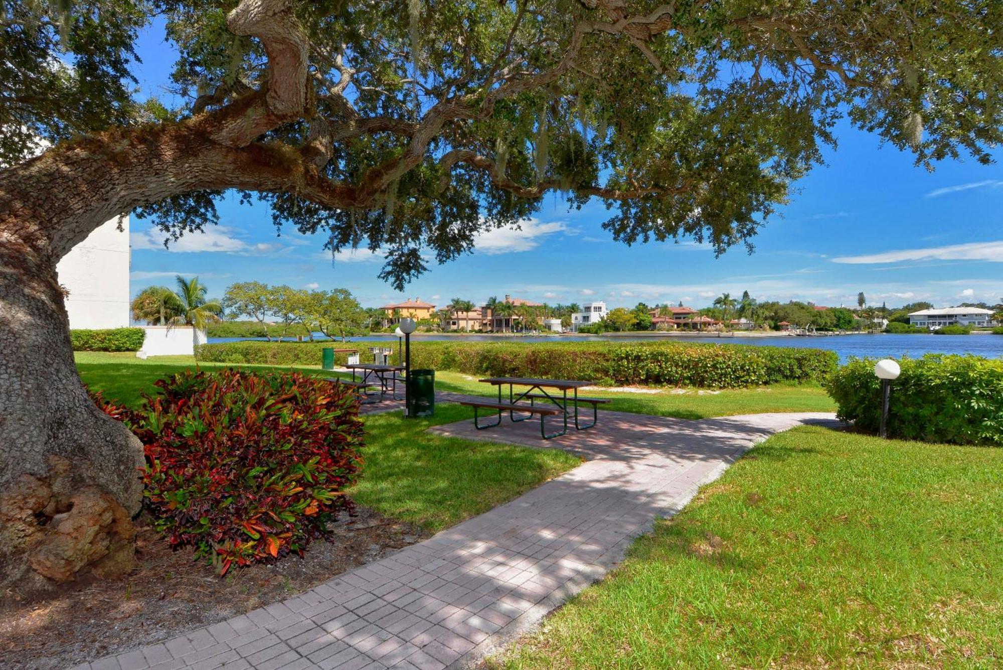 Two-level, Heated Pool, Trolley To & Village Apartment *