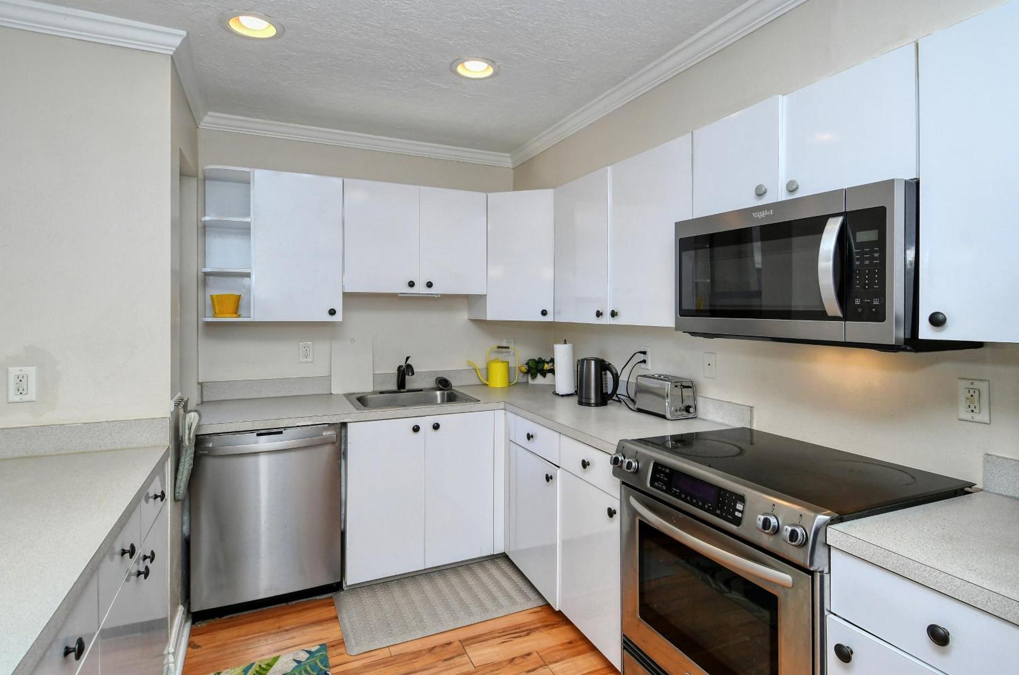 Two-level, Heated Pool, Trolley To & Village * Siesta Key
