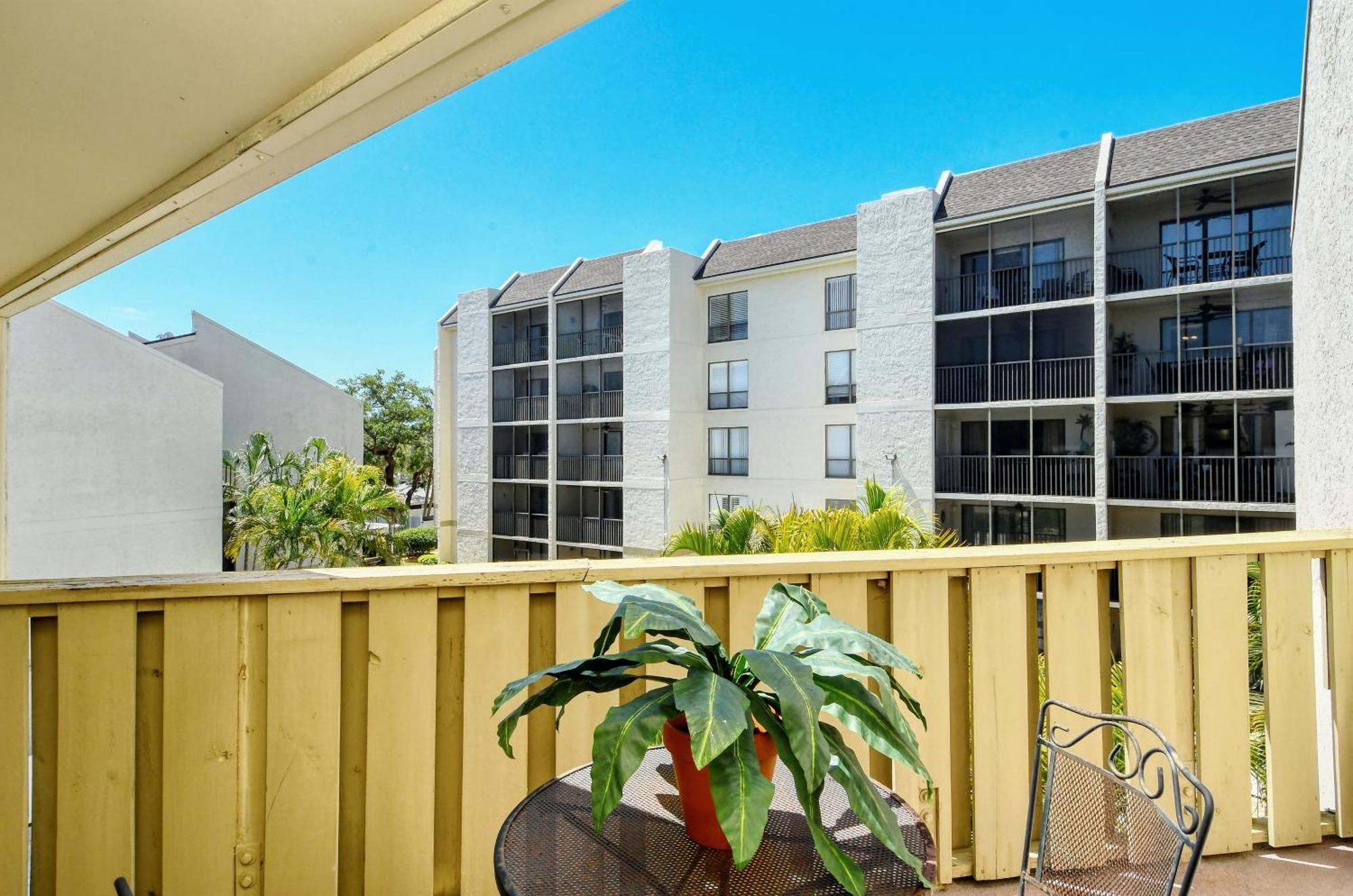Two-level, Heated Pool, Trolley To & Village Apartment Siesta Key