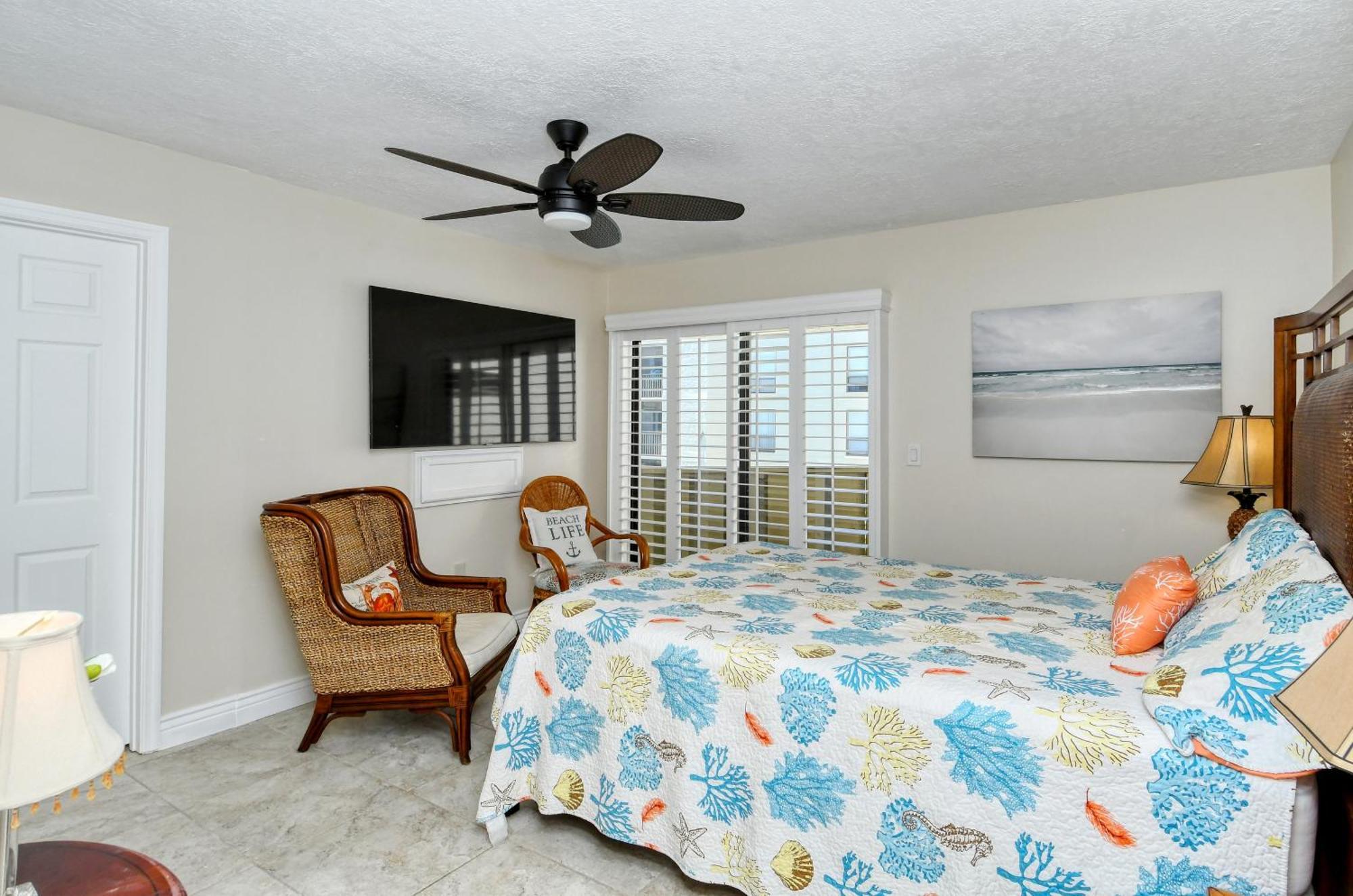 Two-level, Heated Pool, Trolley To & Village Apartment Siesta Key