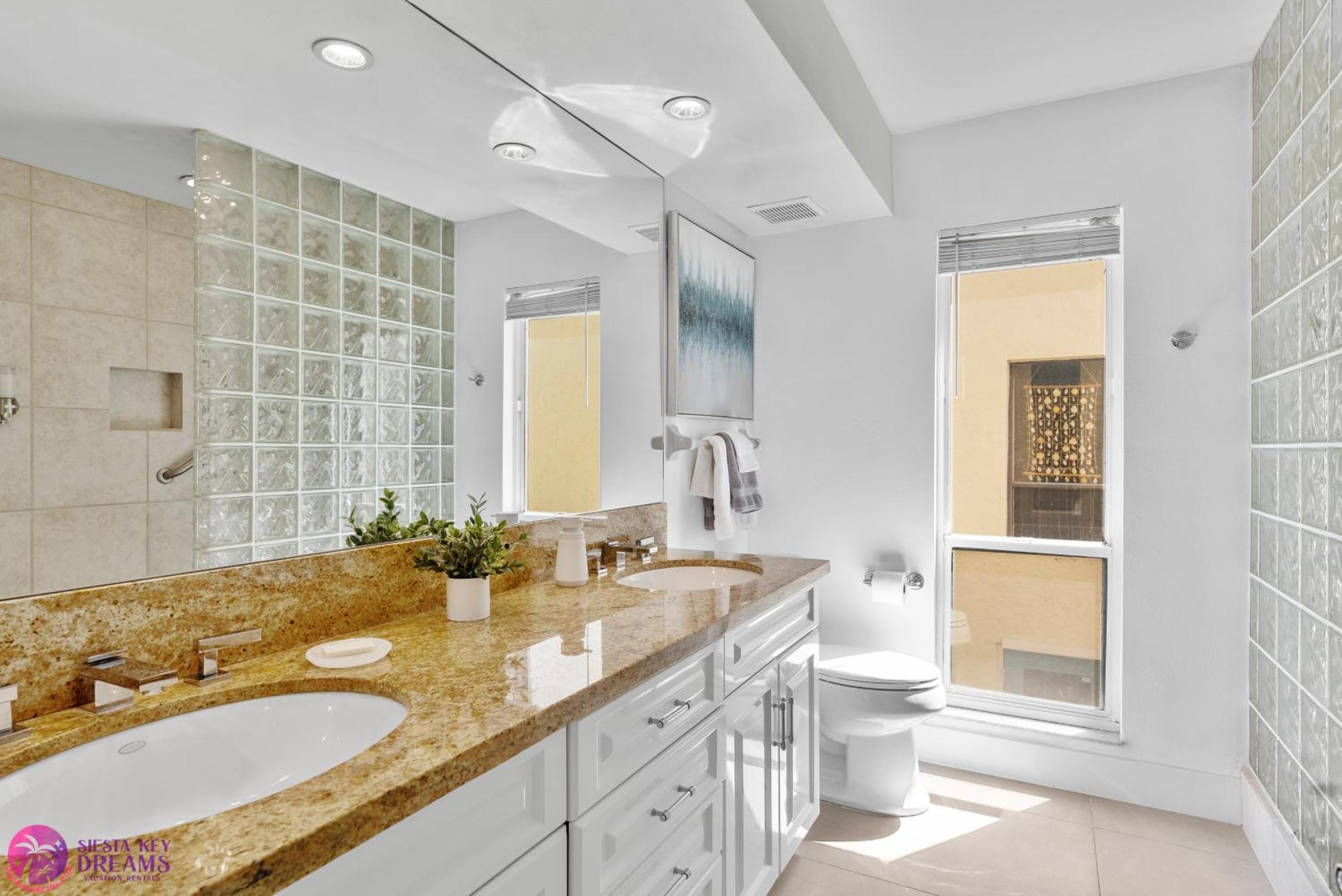 Holiday home Luxury, Two Complete Floors, Ocean Views, And Private Rooftop Sundeck *