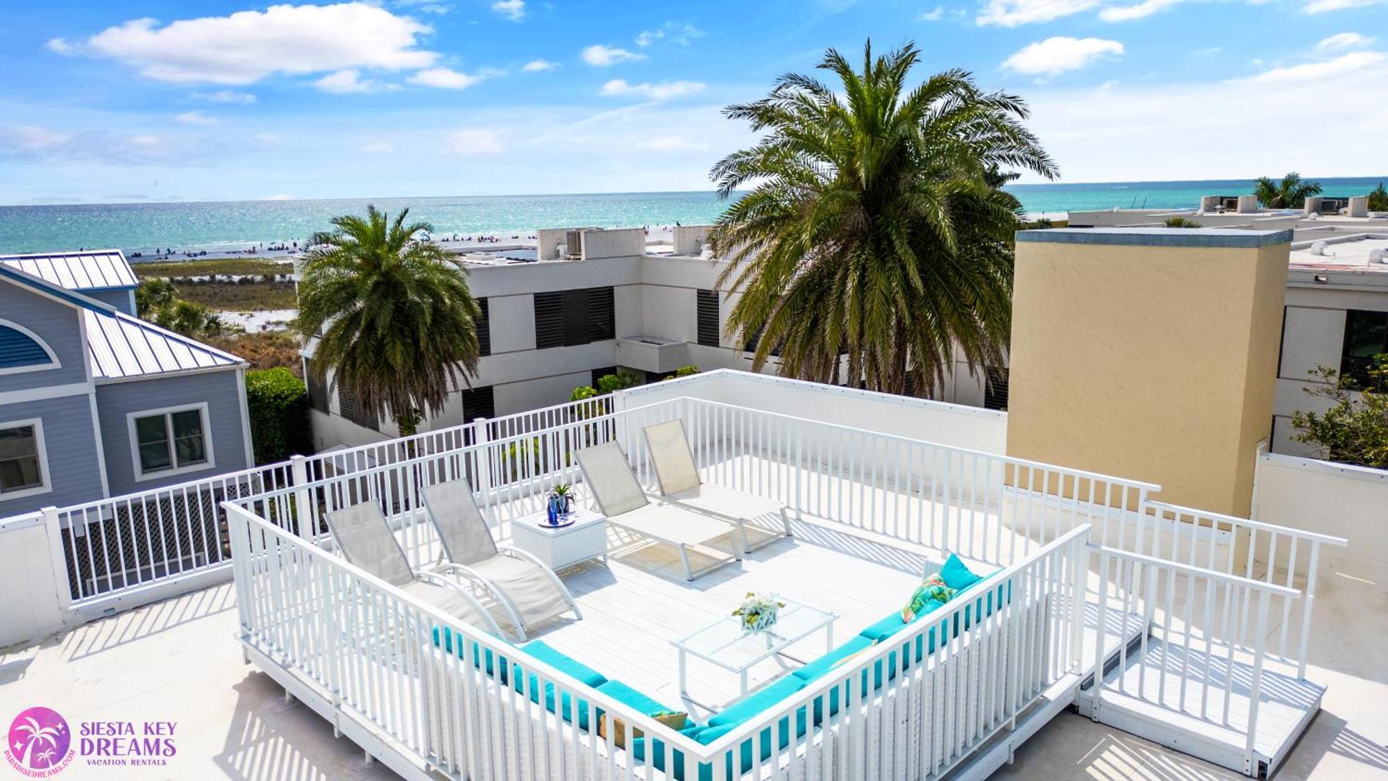 Holiday home Luxury, Two Complete Floors, Ocean Views, And Private Rooftop Sundeck *
