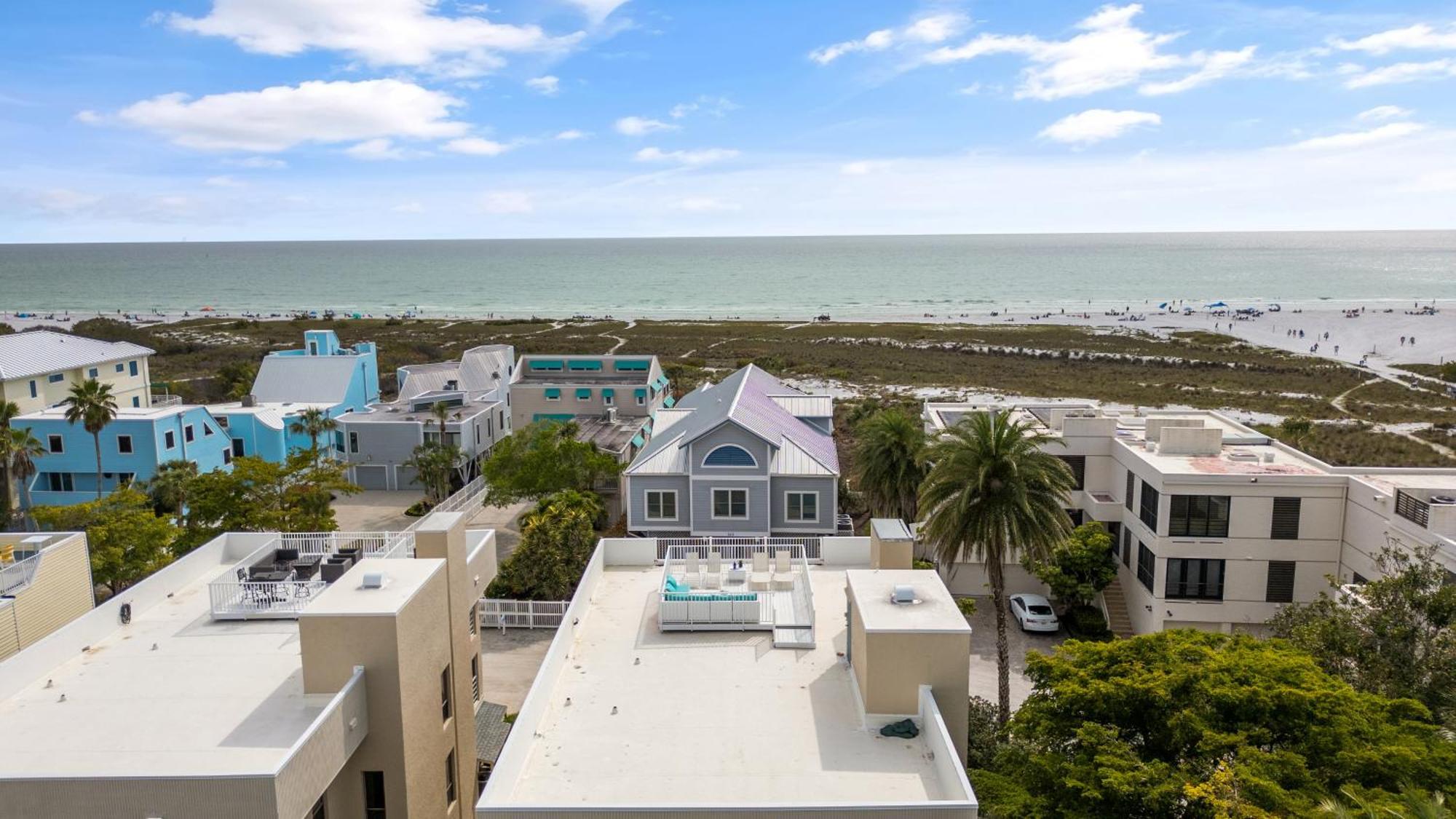 Holiday home Luxury, Two Complete Floors, Ocean Views, And Private Rooftop Sundeck