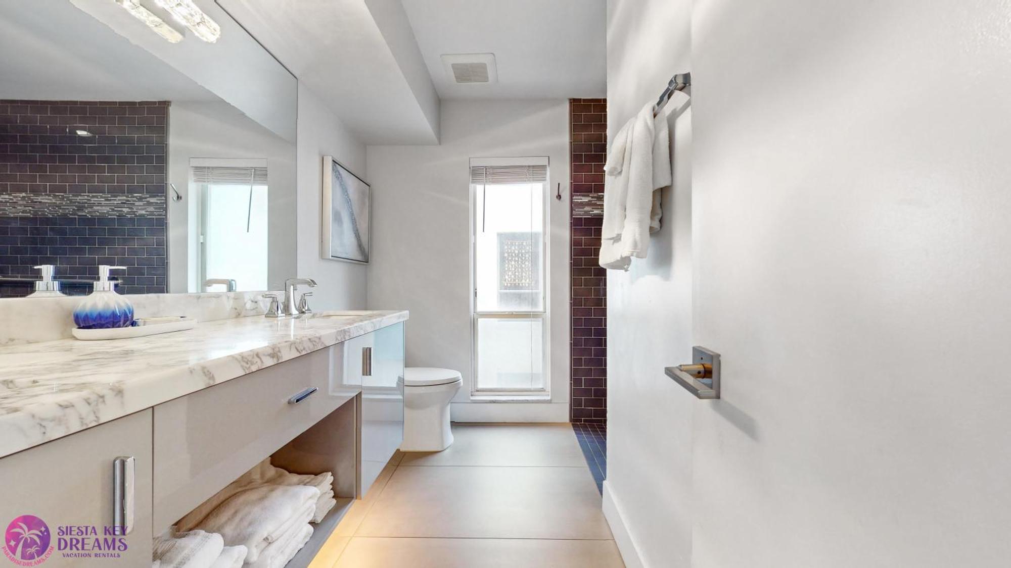 Holiday home Luxury, Two Complete Floors, Ocean Views, And Private Rooftop Sundeck *