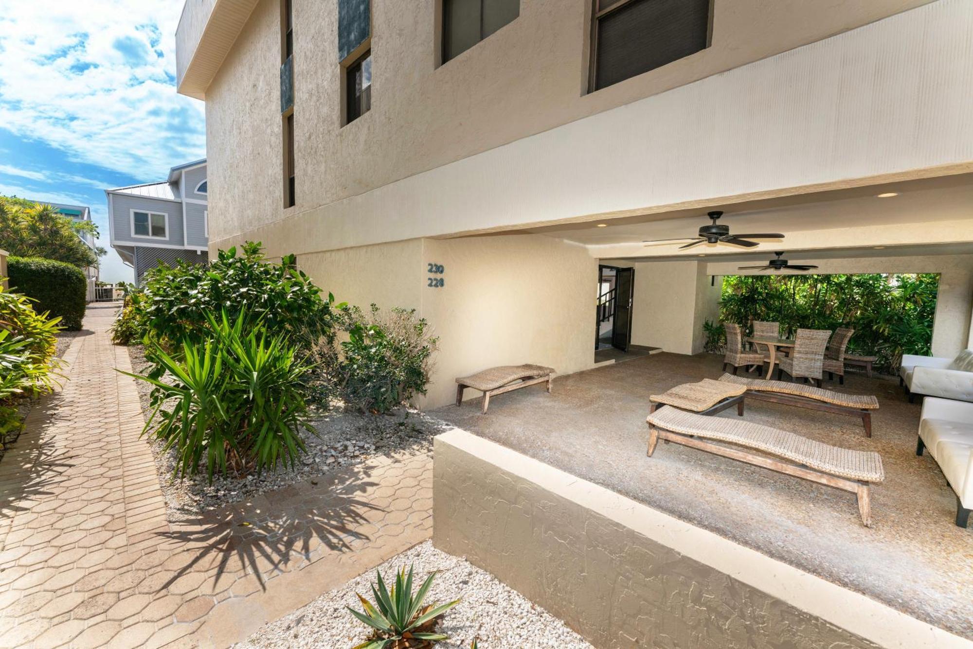Holiday home Luxury, Two Complete Floors, Ocean Views, And Private Rooftop Sundeck