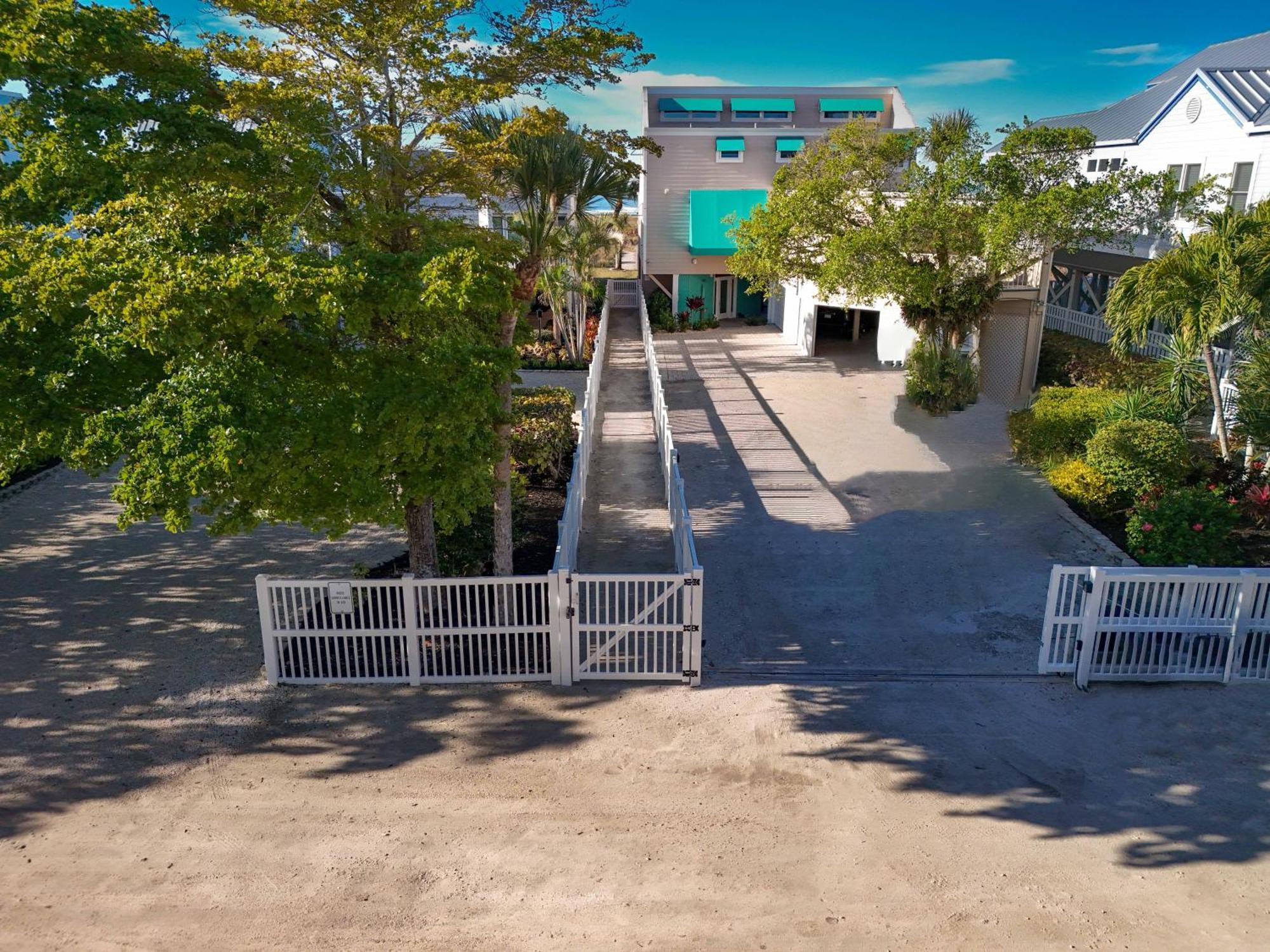 Holiday home Luxury, Two Complete Floors, Ocean Views, And Private Rooftop Sundeck *
