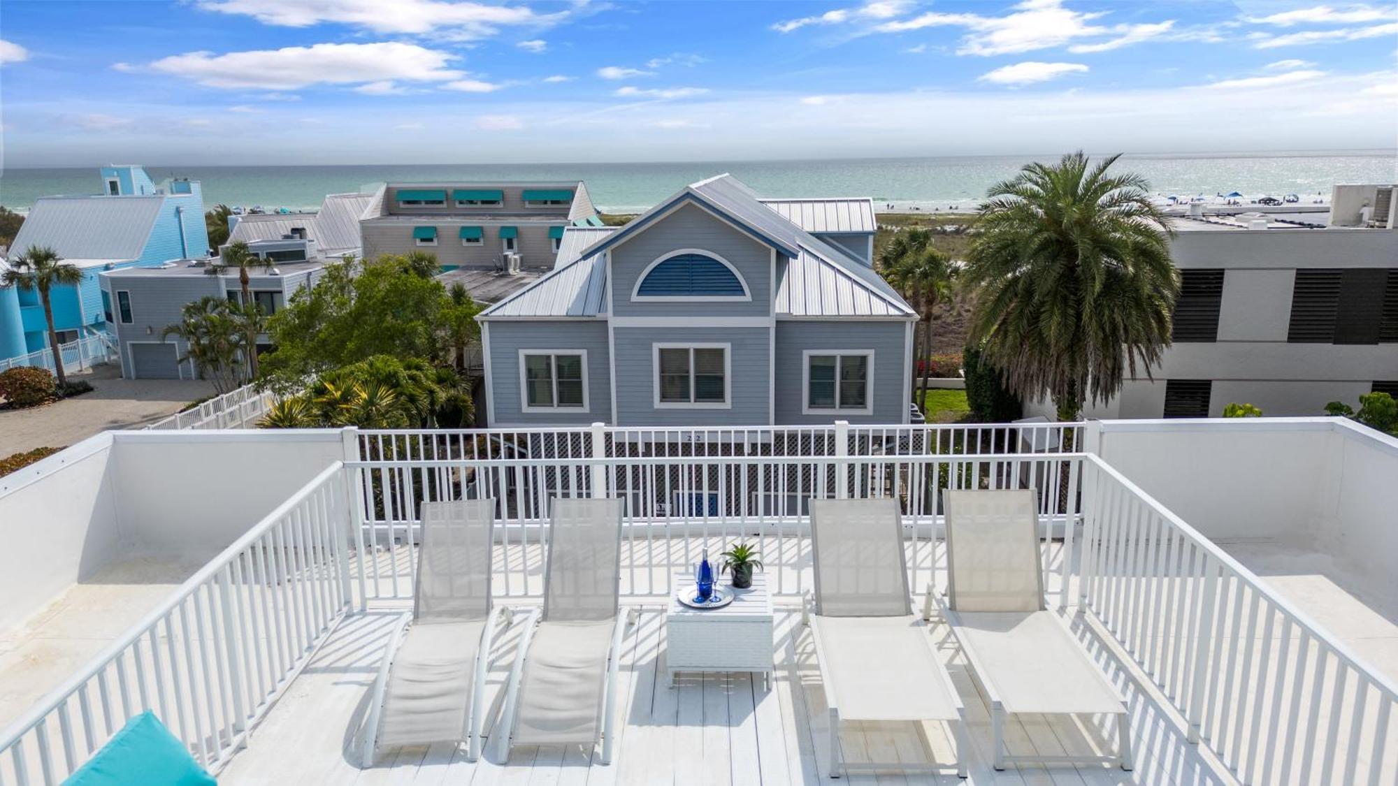 Holiday home Luxury, Two Complete Floors, Ocean Views, And Private Rooftop Sundeck