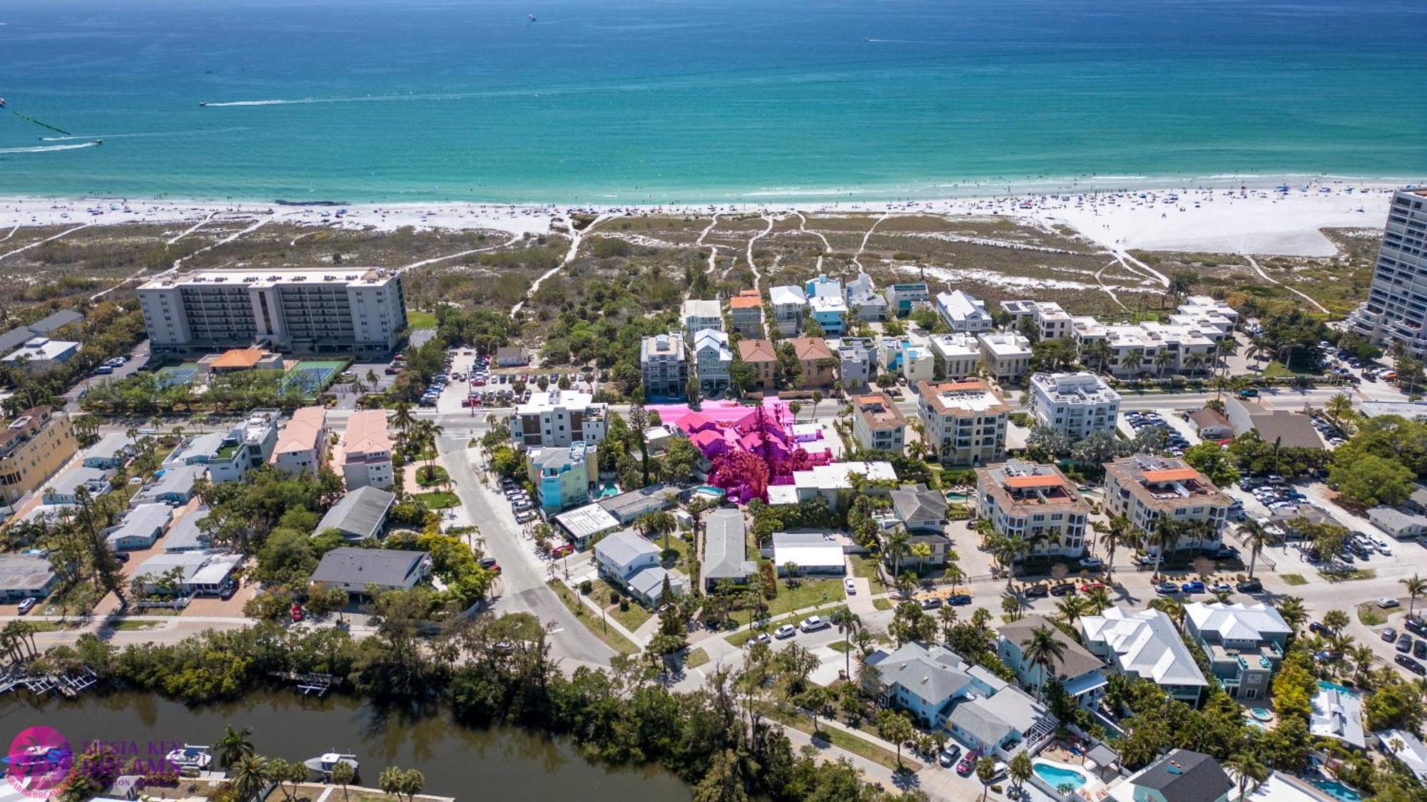 Road Condo, Patio, Village And Walkable Holiday home