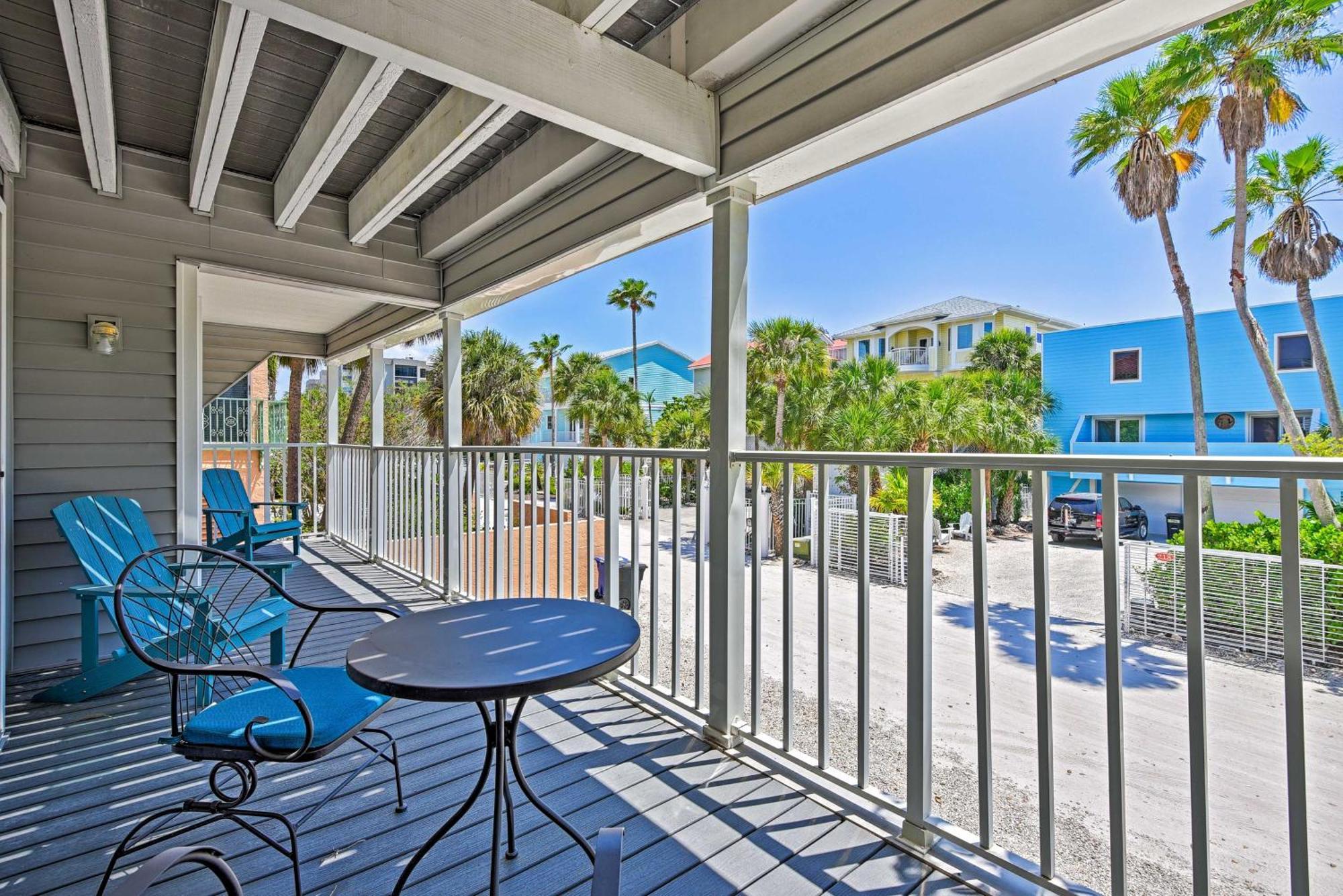 Coastal Surfside Swank Apartment