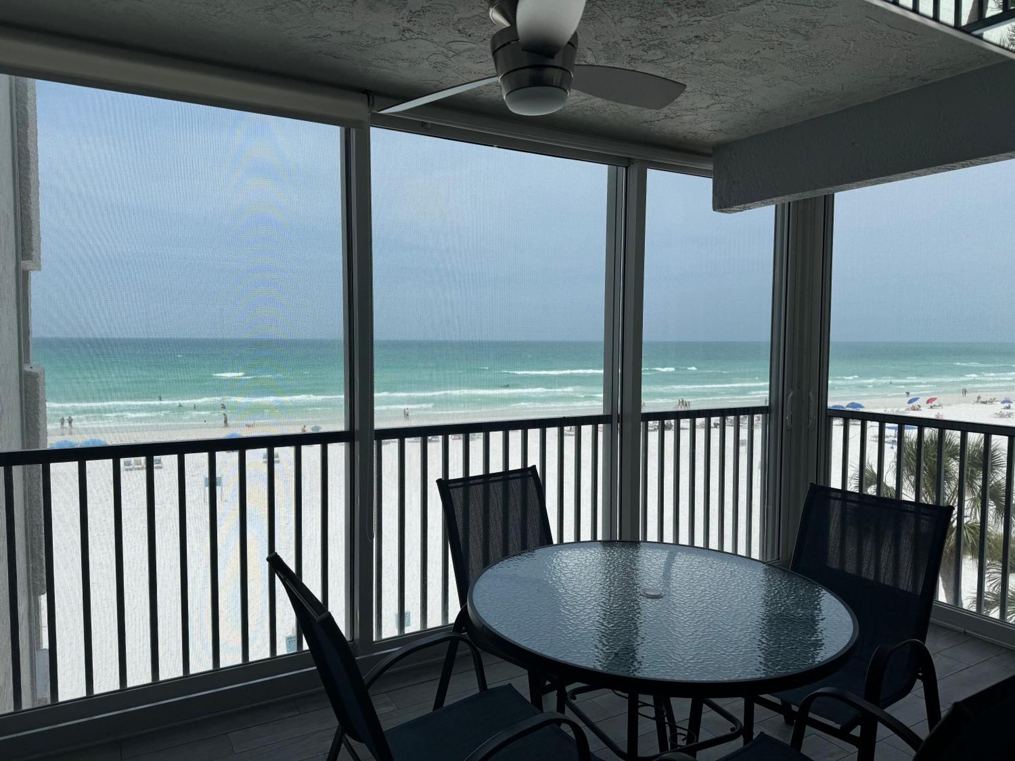 Apartment Full Beachfront. Gulf View,sunsets,pool,chairs Siesta Key