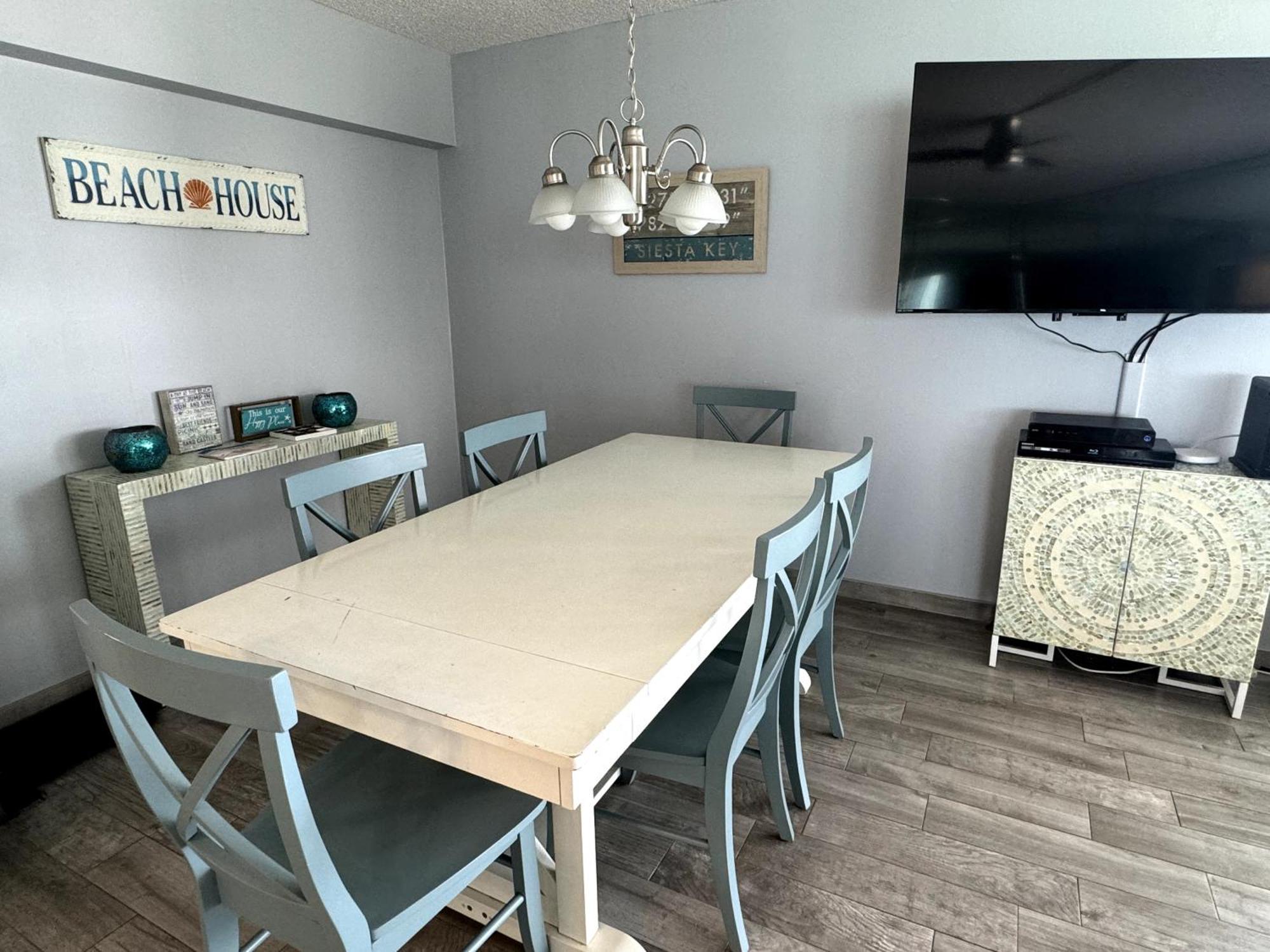 Full Beachfront. Gulf View,sunsets,pool,chairs Apartment