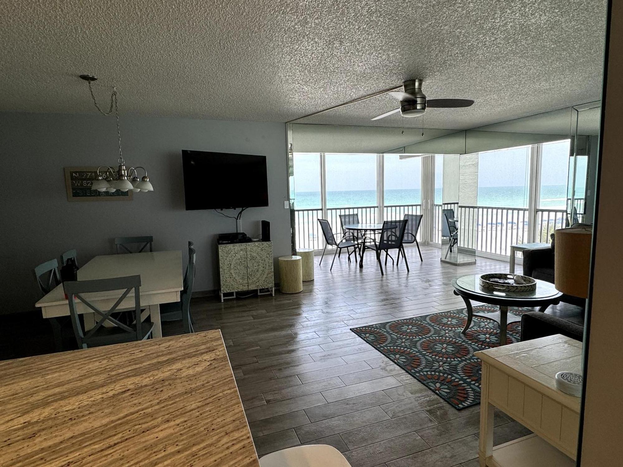 Full Beachfront. Gulf View,sunsets,pool,chairs