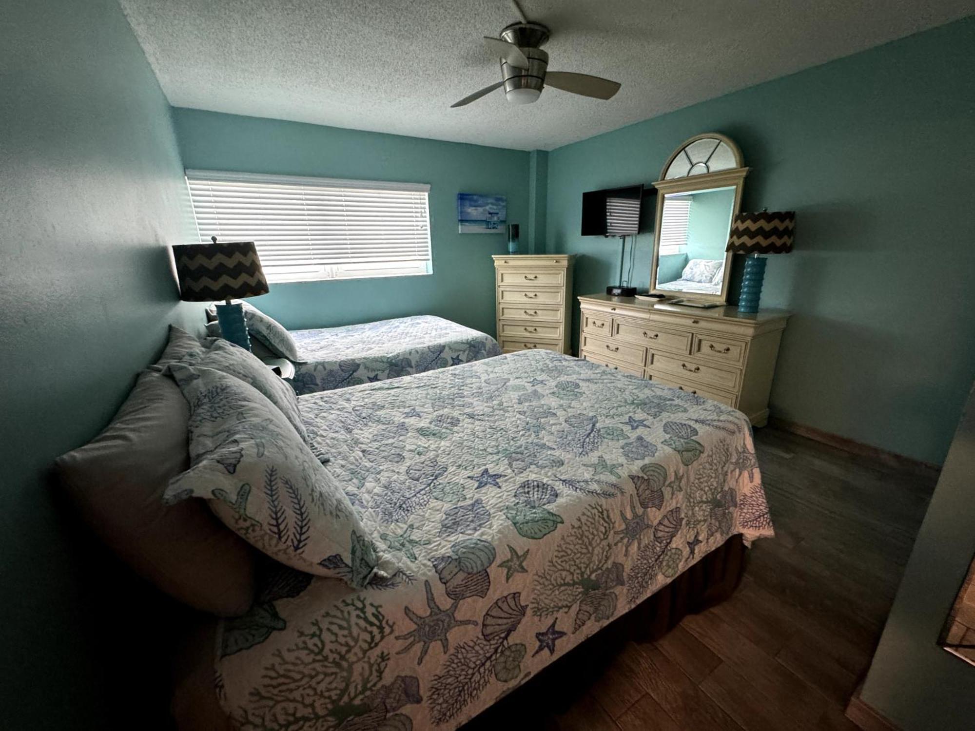 Apartment Full Beachfront. Gulf View,sunsets,pool,chairs Siesta Key