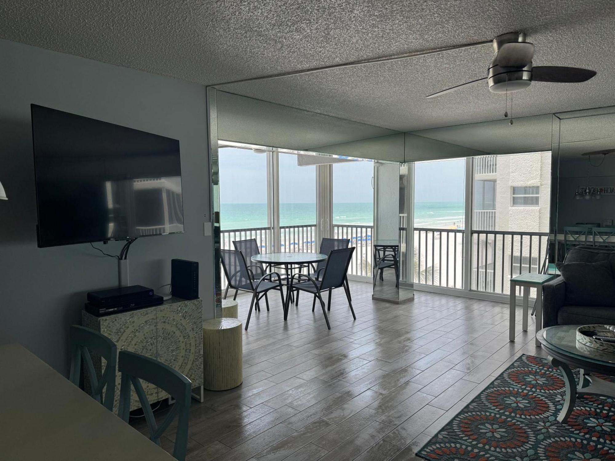 Full Beachfront. Gulf View,sunsets,pool,chairs Apartment