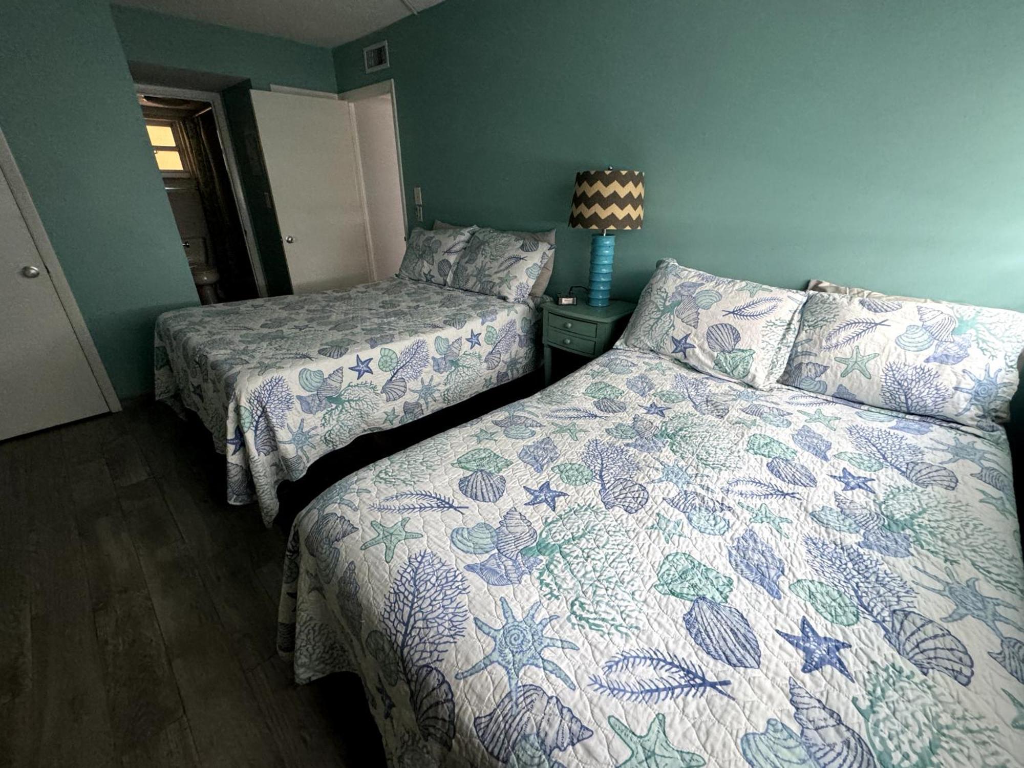 Full Beachfront. Gulf View,sunsets,pool,chairs Apartment