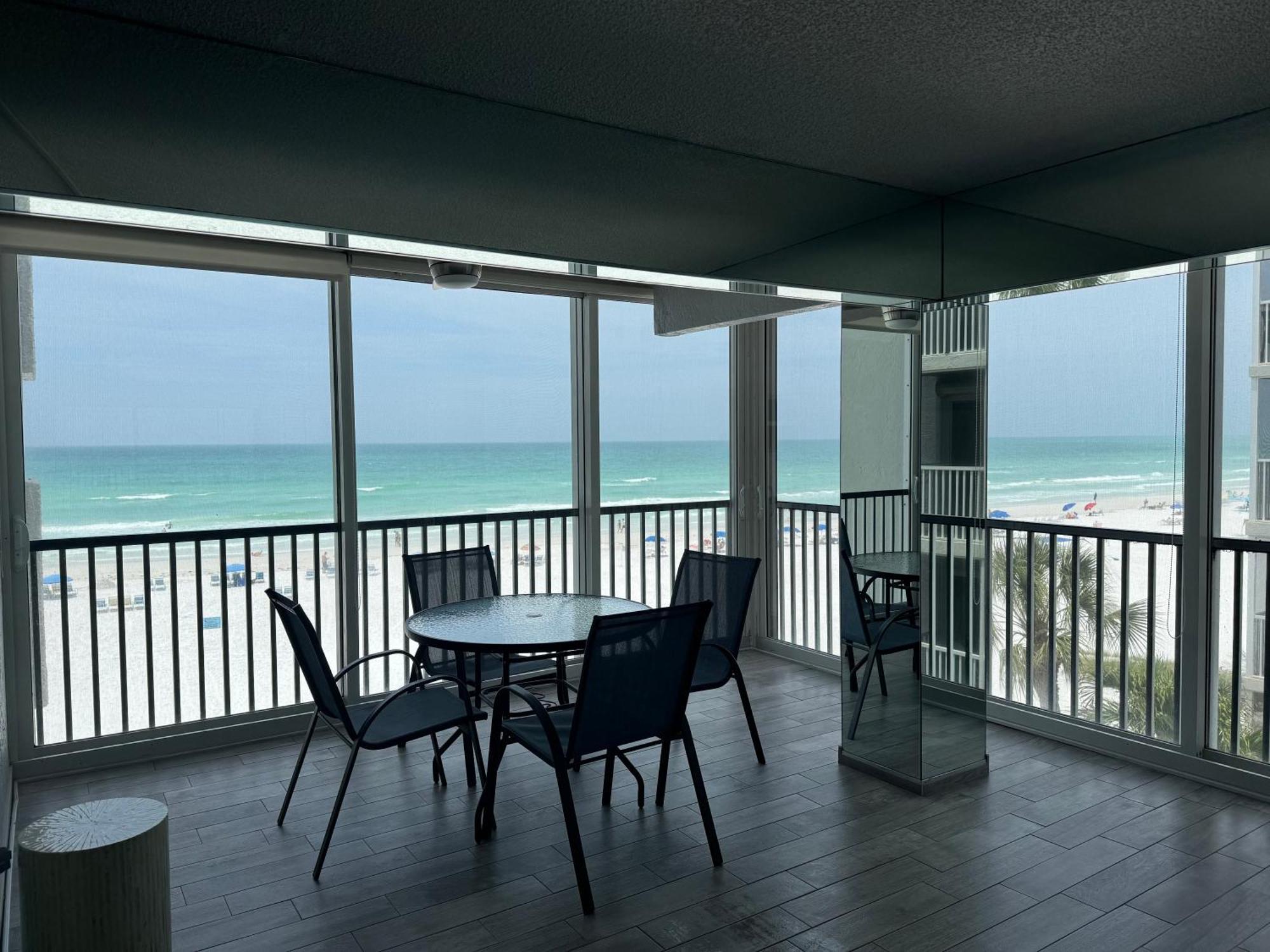 Apartment Full Beachfront. Gulf View,sunsets,pool,chairs