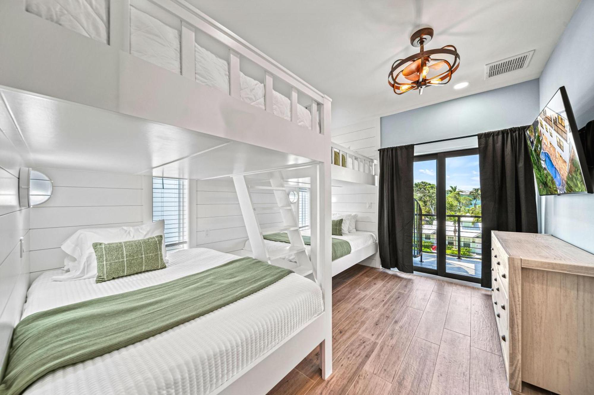 Luxe Lagoon - 119 Holiday home *