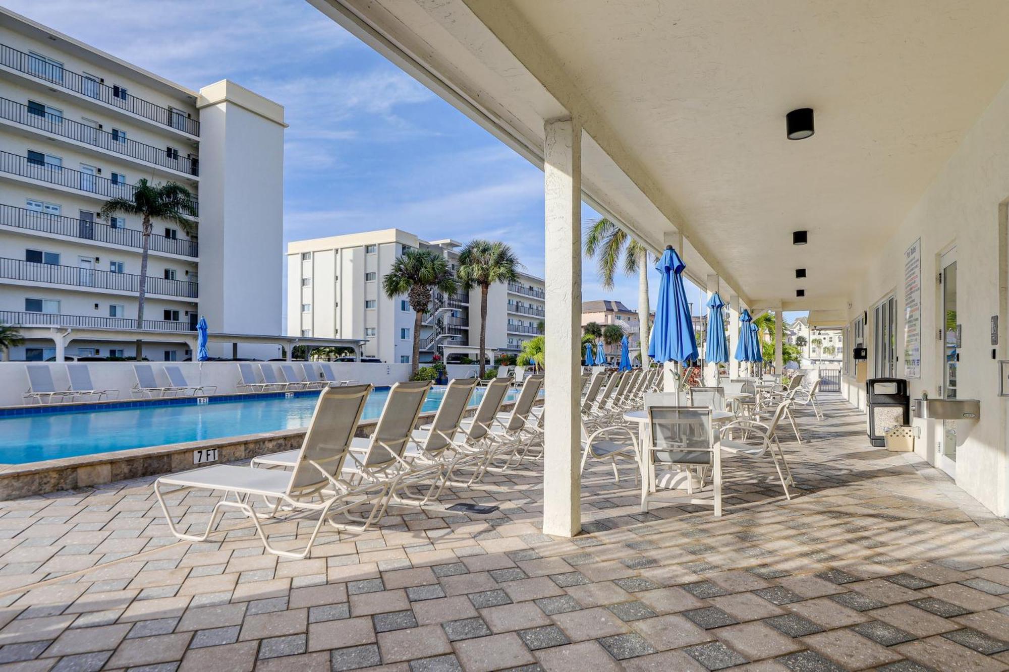 Beachfront With Pool Access! *