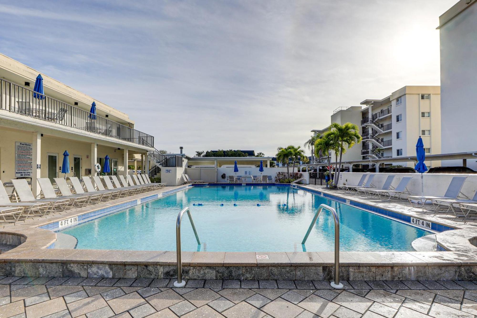 Beachfront With Pool Access! Apartment