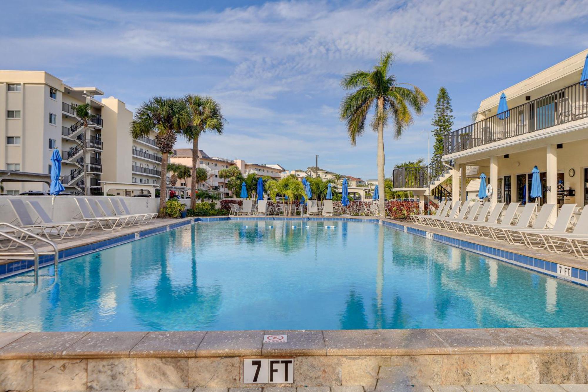 Beachfront With Pool Access! Apartment *